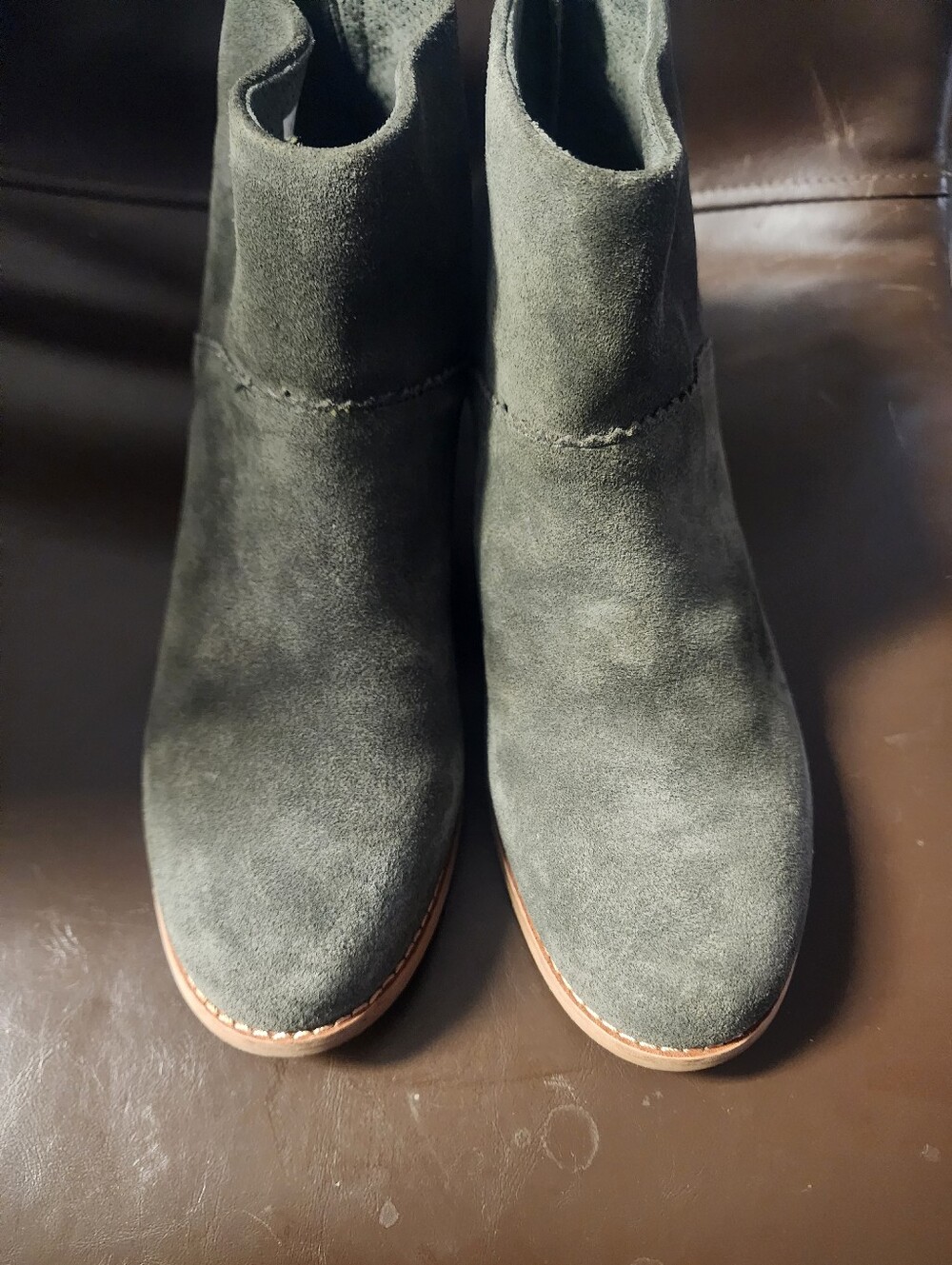 TOMS SUEDE ANKLE BOOTS SIZE 9 ZIPPERED BACK CLOSURE STURDY HEEL
